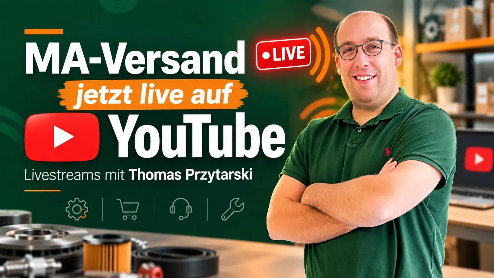 Thomas Przytarski, Geschäftsführer von MA-Versand, vor dem Schriftzug „MA-Versand jetzt live auf YouTube“