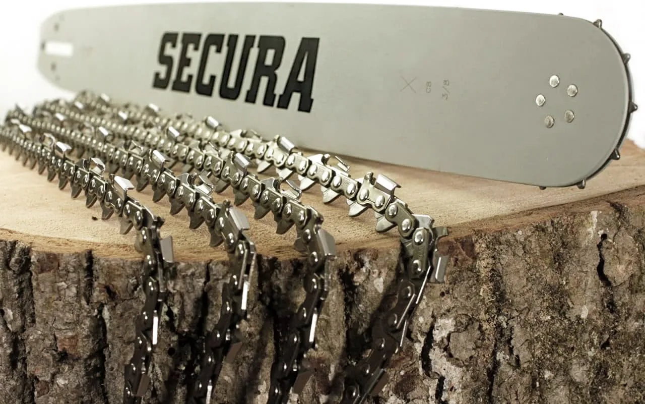 SECURA Führungsschiene und Sägeketten auf einem Baumstumpf SECURA Führungsschiene und Sägeketten auf einem Baumstumpf